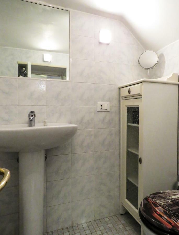 One-Bedroom House,872240690:JPEG