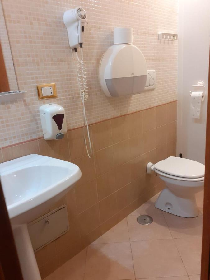 Quadruple Room Bathroom,958741777:JPEG