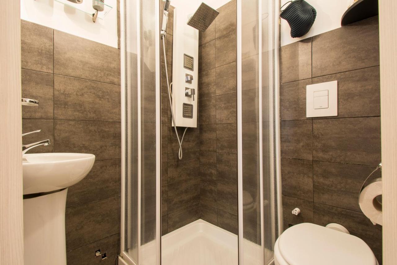 Deluxe Double Room Shower