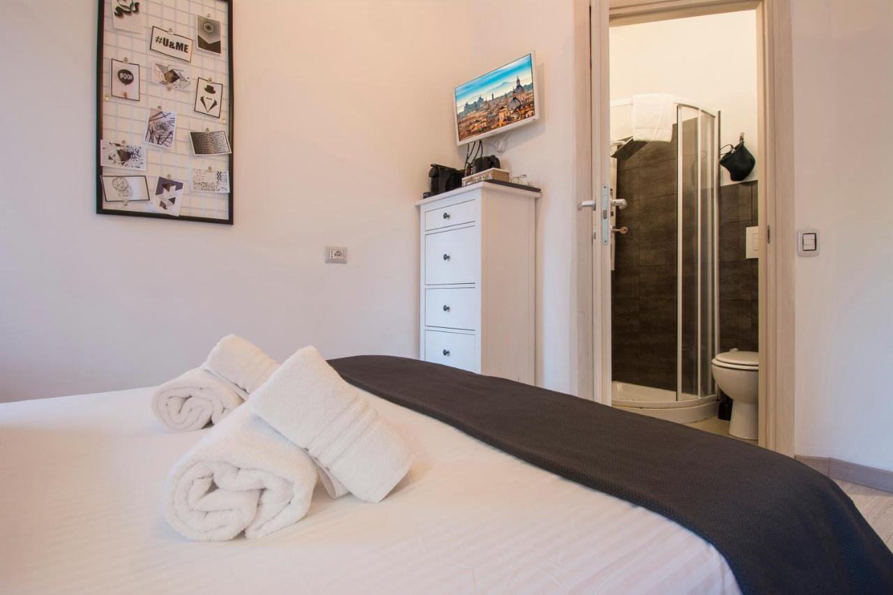 Deluxe Double Room Shower