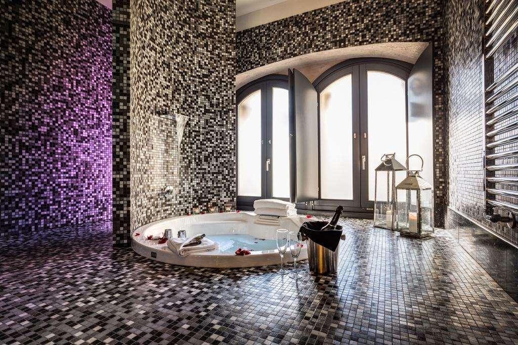 Suite Hot Tub,377251141:JPEG