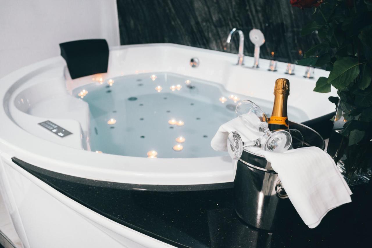 Honeymoon Suite