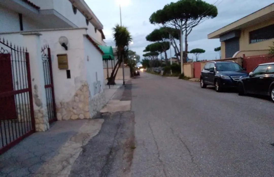 A La vue chambre BAGNO CONDIVISO SHARED BOTH2piano no lift no navetta a pagamento aria condizionata ed extra bed 3 MINUTI A PIEDI DA BUS PER FIERA DI ROMA-1