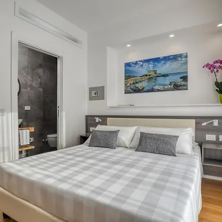 Gallery Suite-2