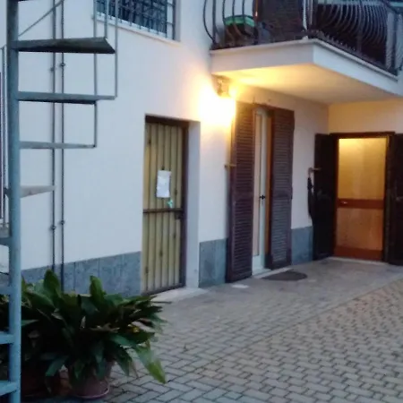 A La vue chambre BAGNO CONDIVISO SHARED BOTH2piano no lift no navetta a pagamento aria condizionata ed extra bed 3 MINUTI A PIEDI DA BUS PER FIERA DI ROMA-3