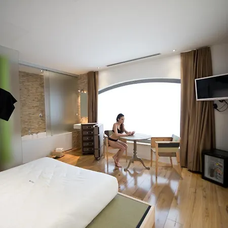 Colosseum Jacuzzi Suites-2