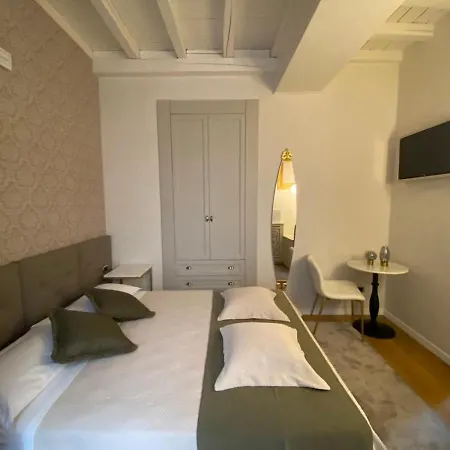 Condotti Rooms-3