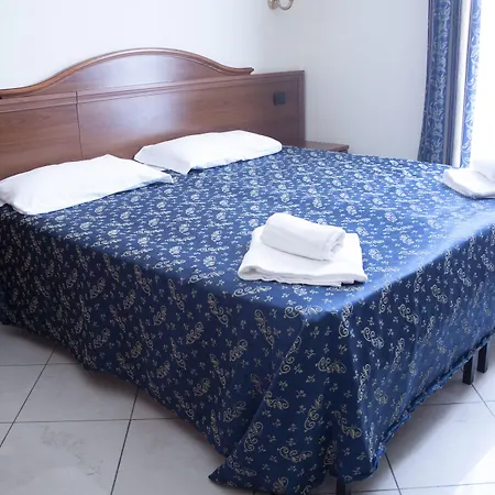 Caroline Suite-3