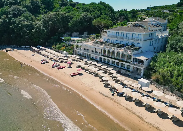 Gaeta hotels near Pozzo del Diavolo